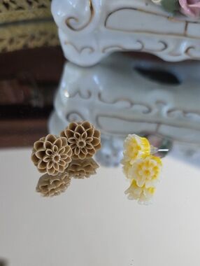 Vintage Floral Resin Stud Earrings – Beige and Yellow